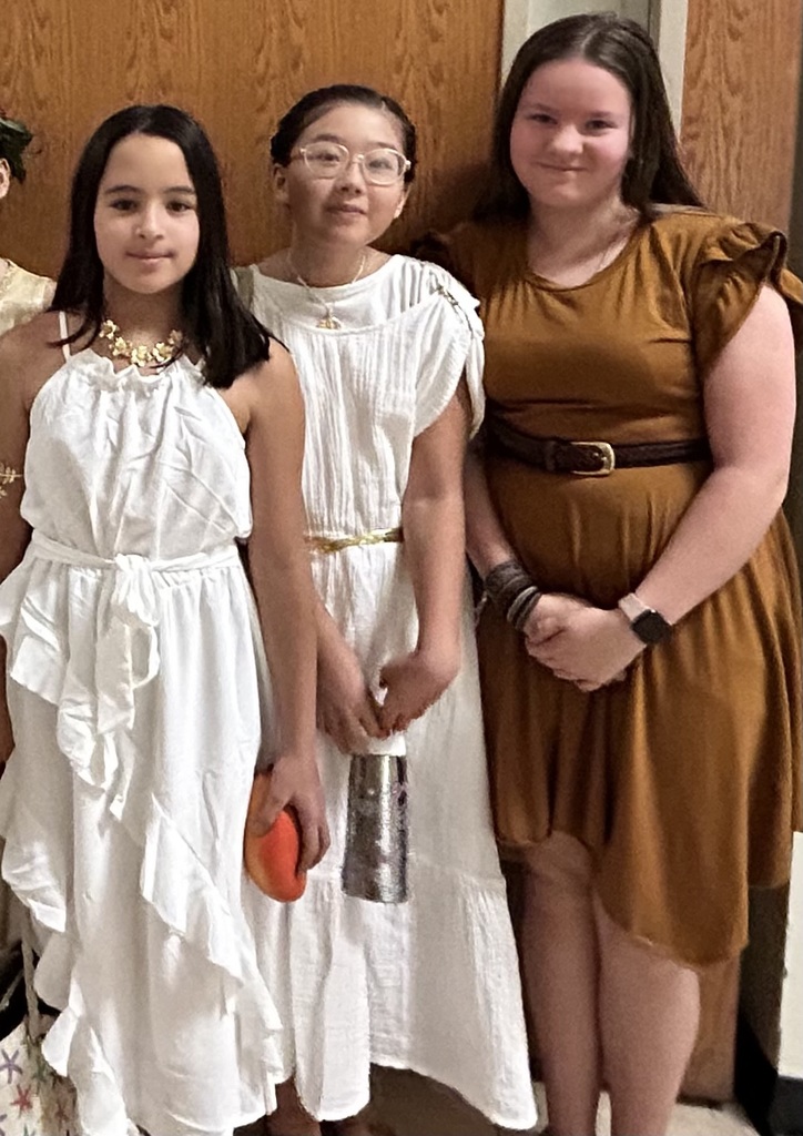 3 girls in togas