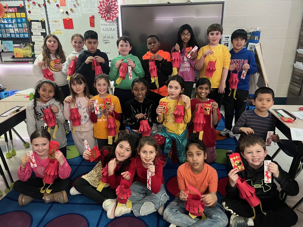Students celebrtate lunar new year in class.