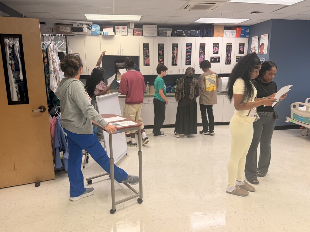 Health science students making themselves familiar with the med lab