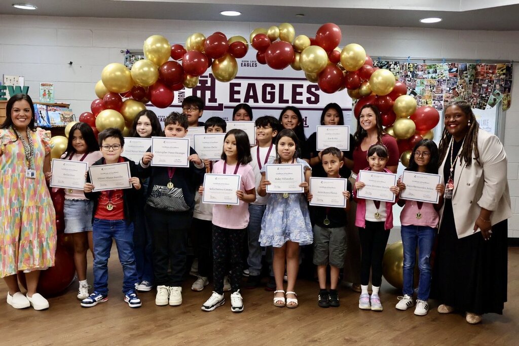 HLIS El Students with certificates