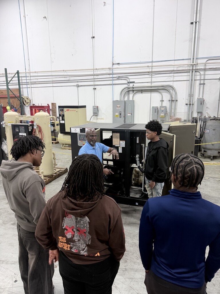 adv man students field trip