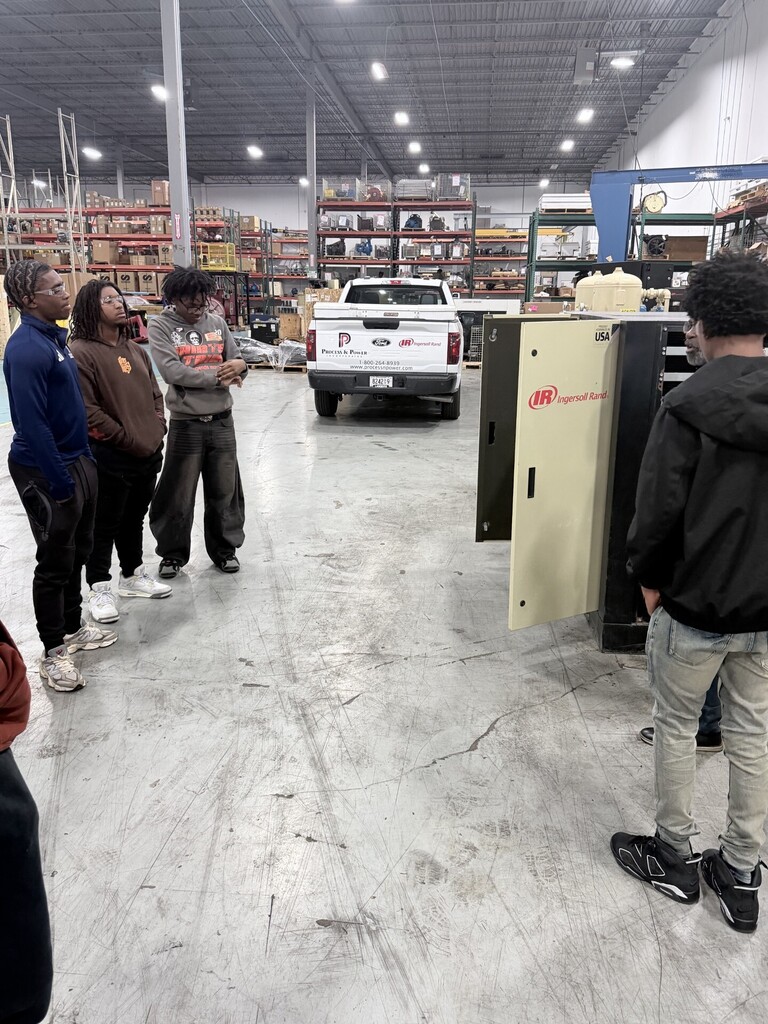 adv man students field trip
