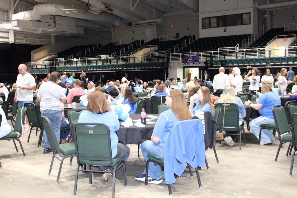 group photo fo people mingling and eating breakfast