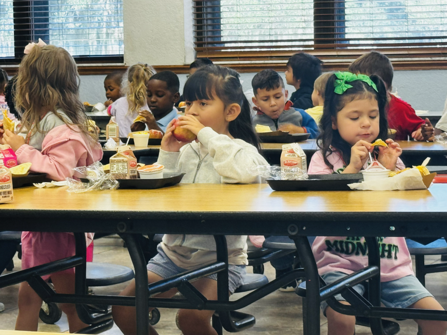 students eating lunchg