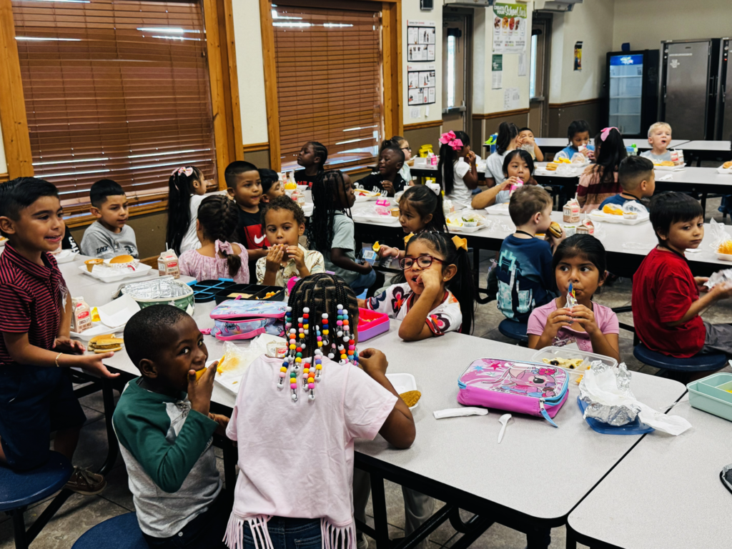 kids eating lunch