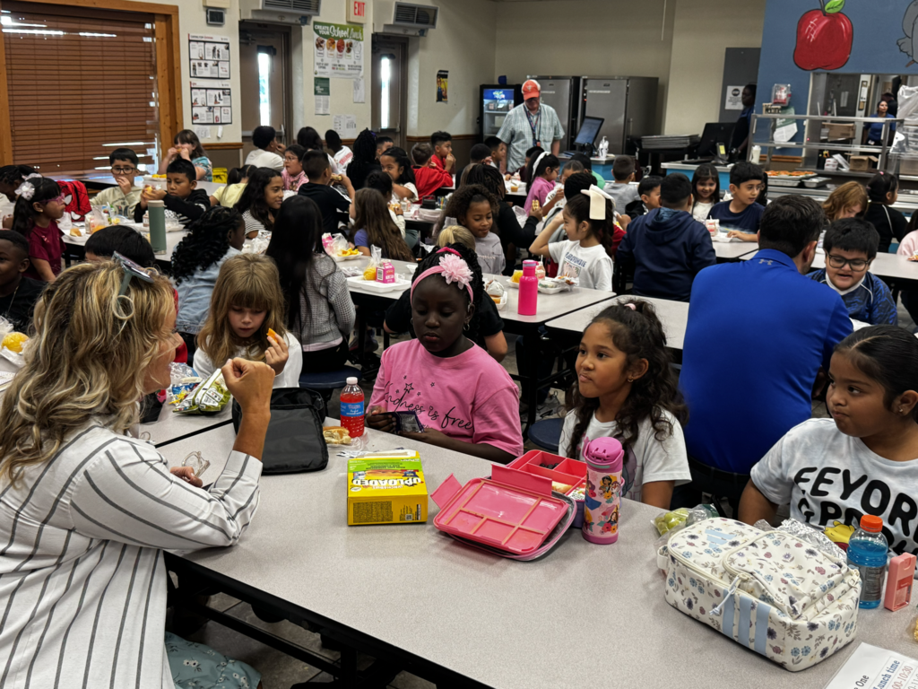 kids eating lunch