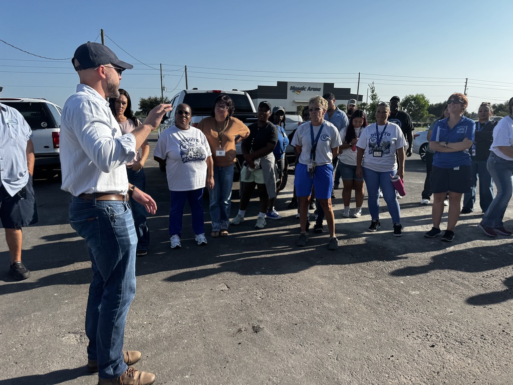 construction leader speaking with transportation staff