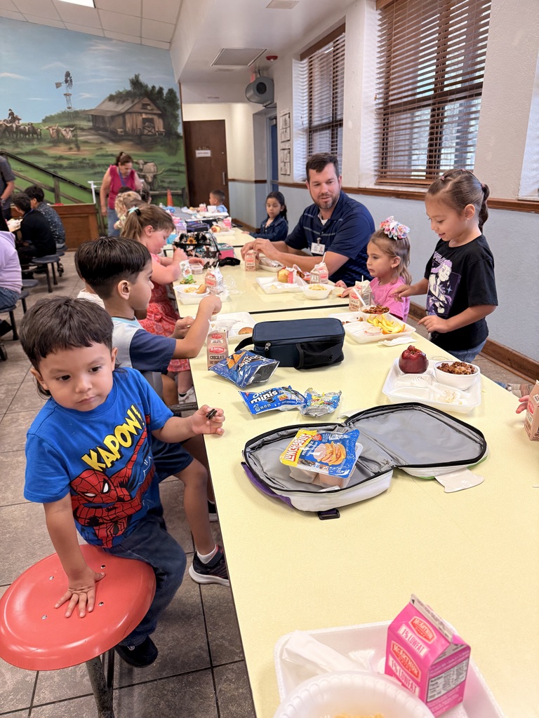 students eating lunch