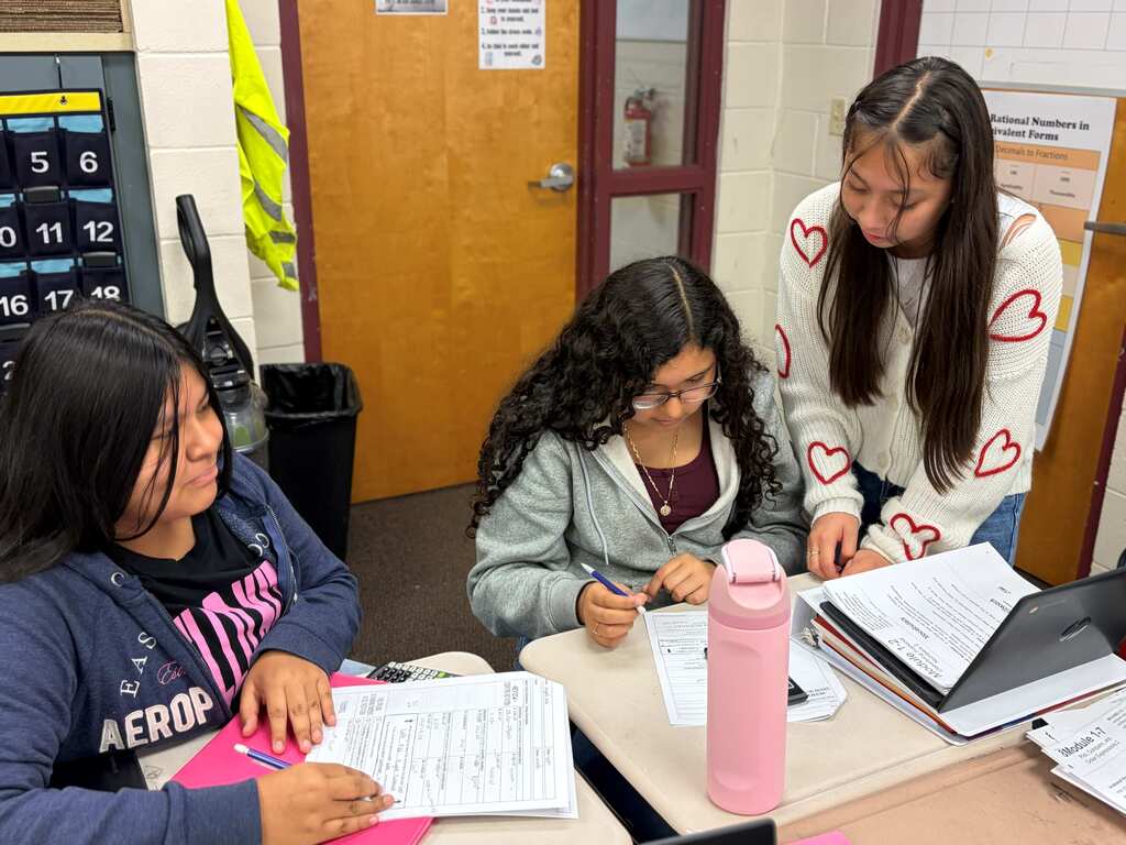 2 female students working on a class assignment