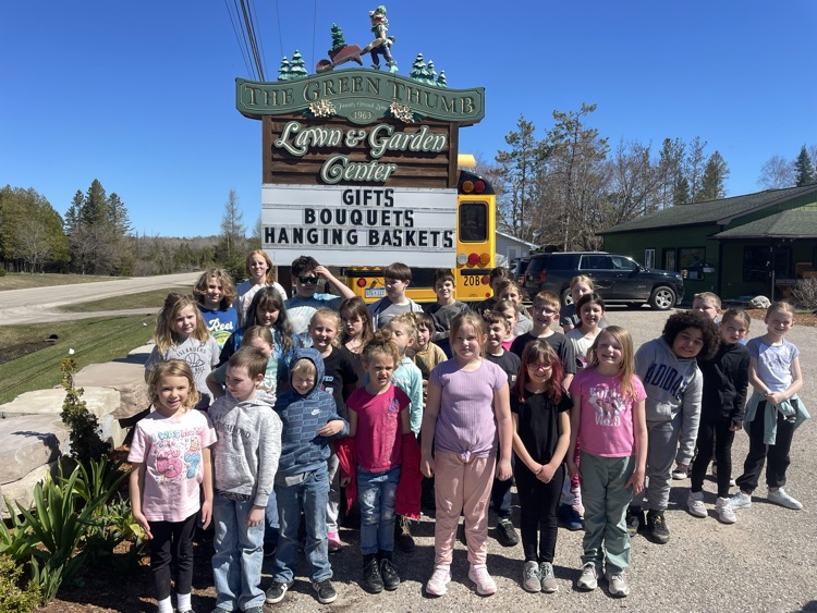 students outside of the Green Thumb