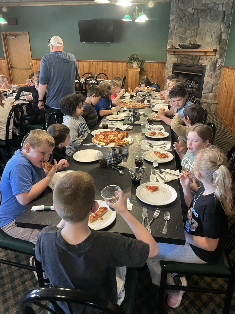 students enjoying lunch 