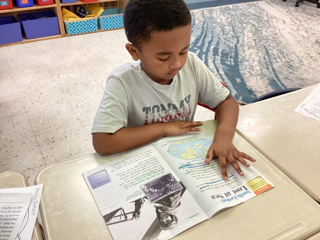students learning about flight and famous pilots