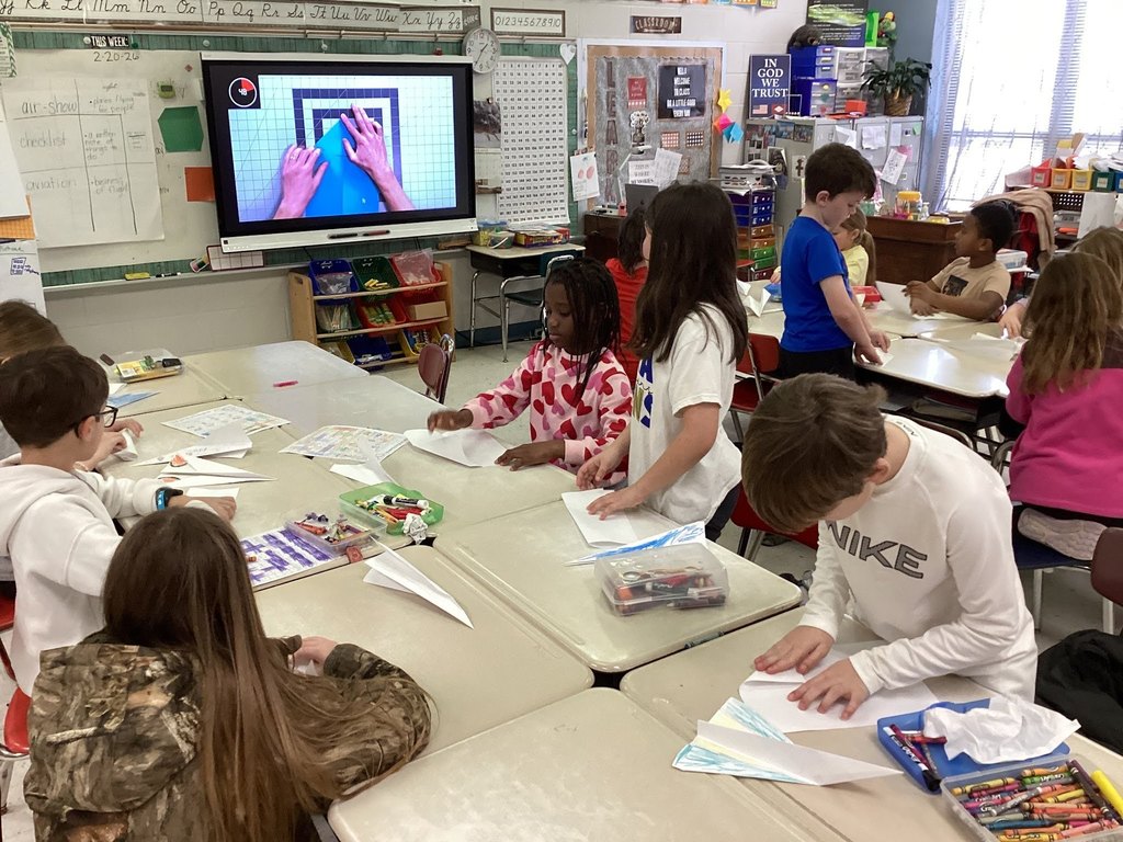 students learning about flight and famous pilots