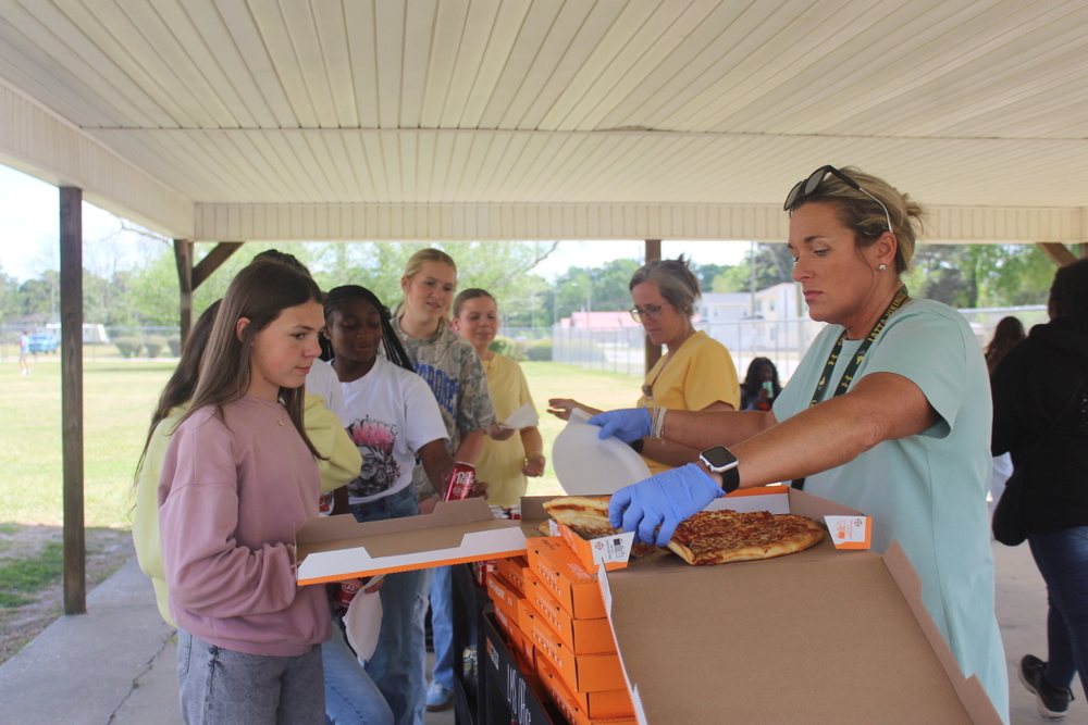 Students receive pizza and a drink for the third quarter PBIS celebration.