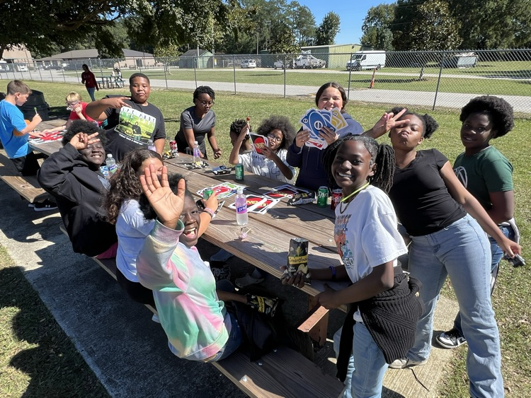 6th grade students playing Uno
