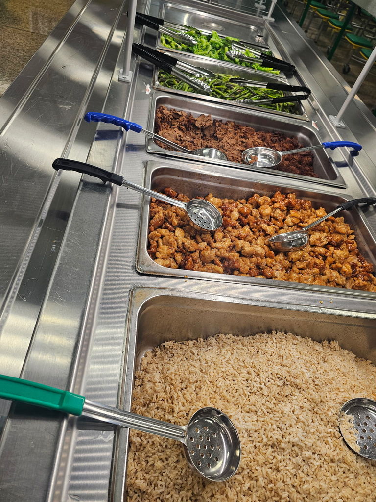 Picture of the serving line at LMS/LHS