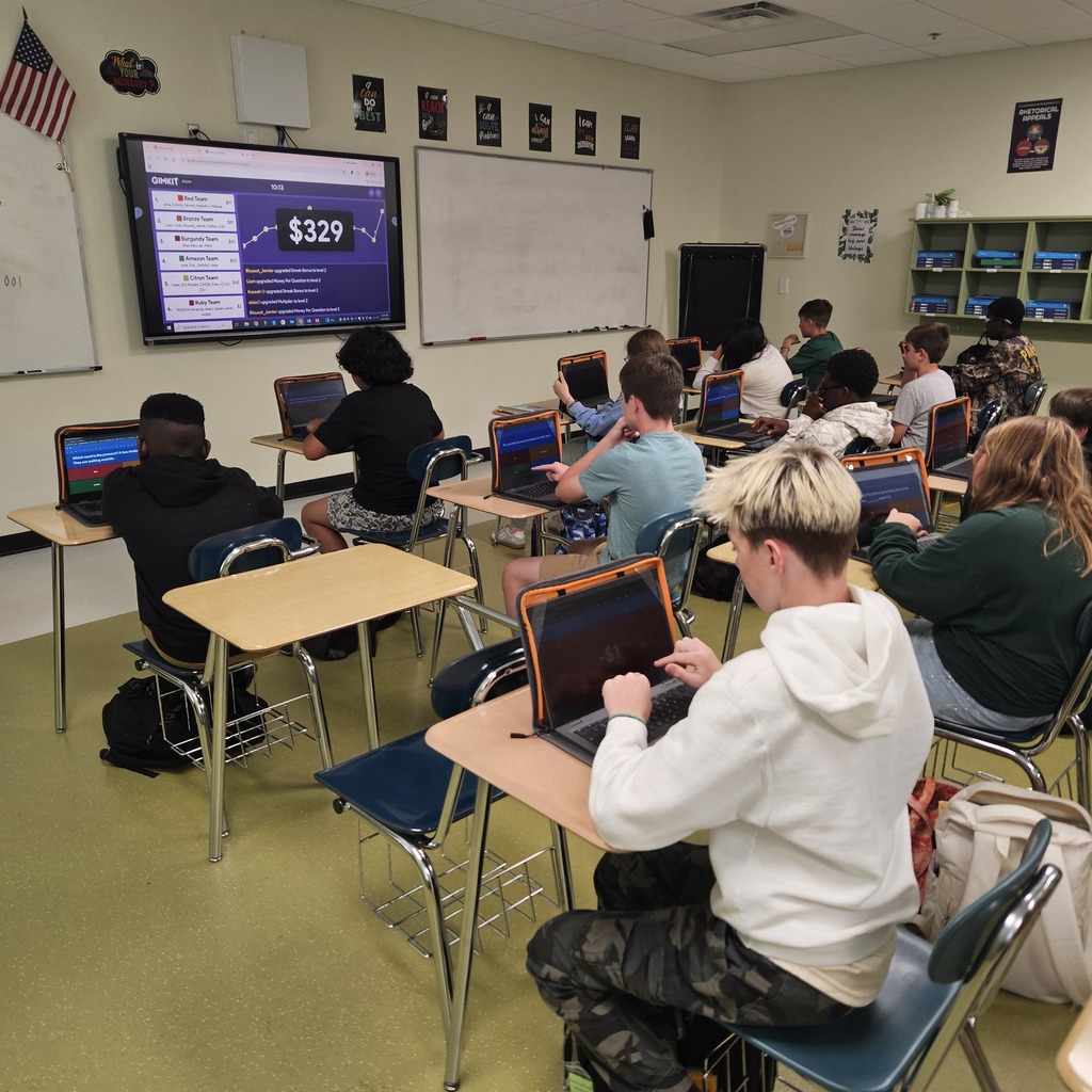 These 7th graders are reviewing pronoun-antecedent agreement with Gimkit.