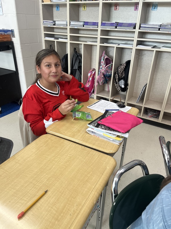 Student at LES trying new fruit