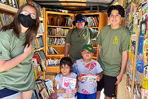 students volunteering