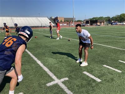 Devonte working with students