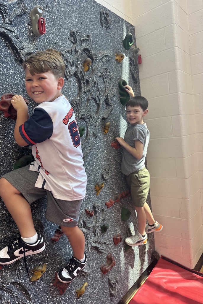 2nd graders on the rock wal