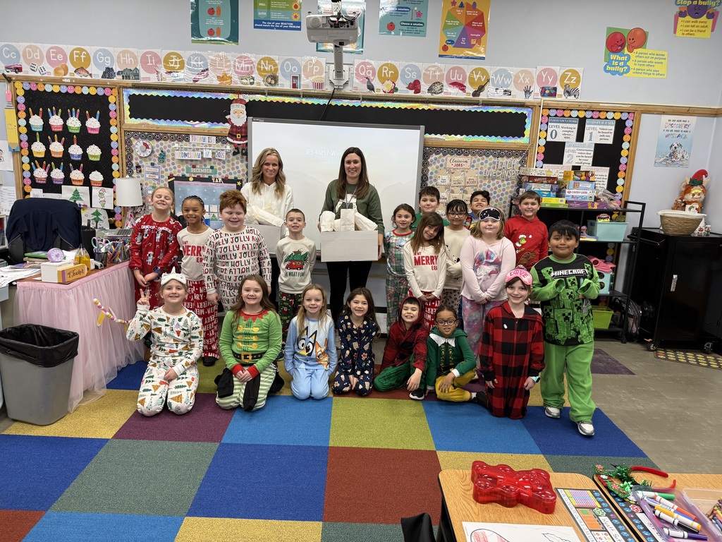 Mrs. Deweys class getting their popcorn