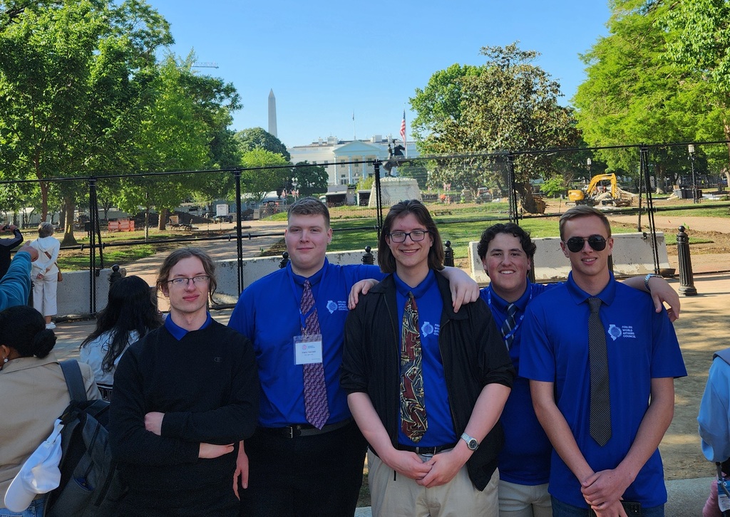Photo of the 5 Scholastic Bowl student in front of the White House