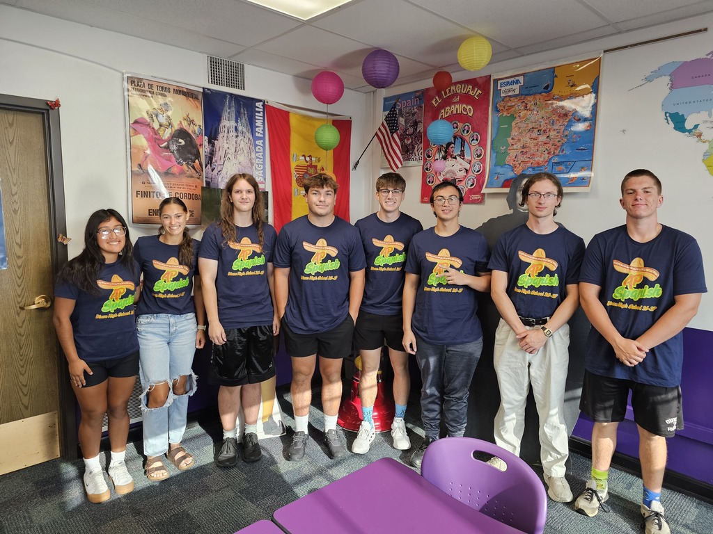 senora fitzanko spanish class posing for camera