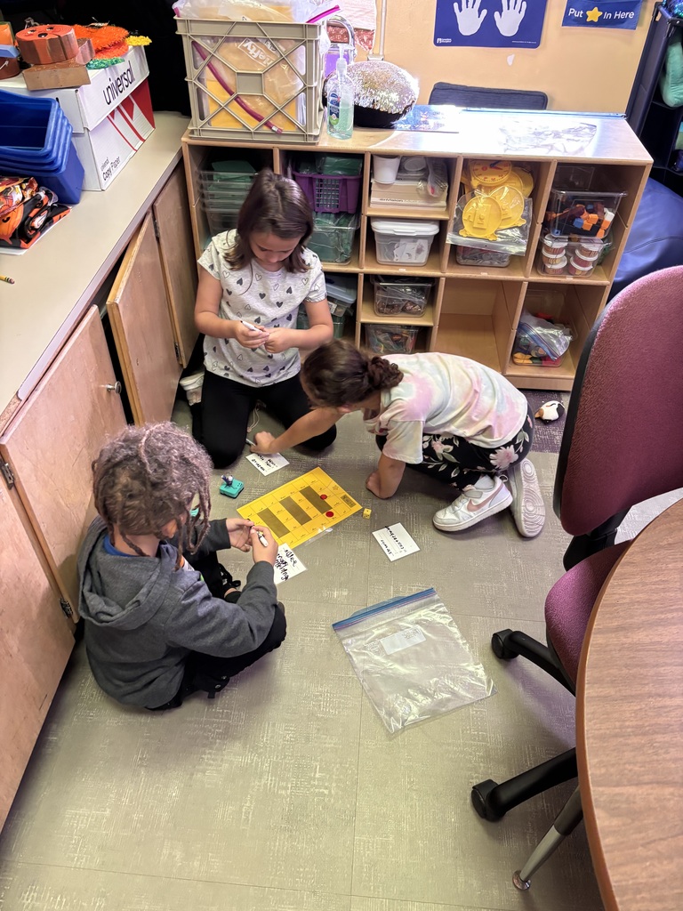 kids playing amplify review games in class