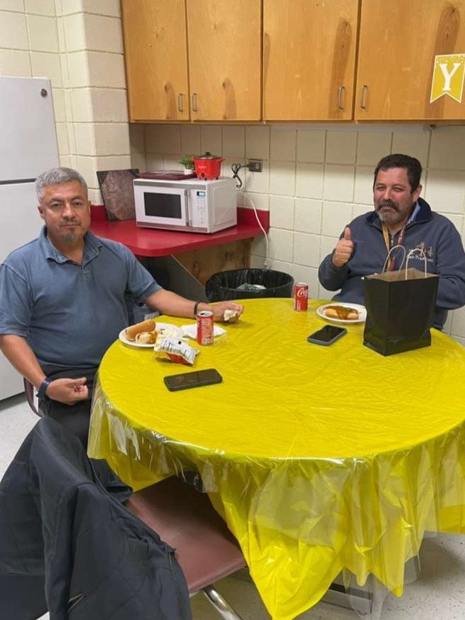 De la Rosa and Garza enjoying lunch