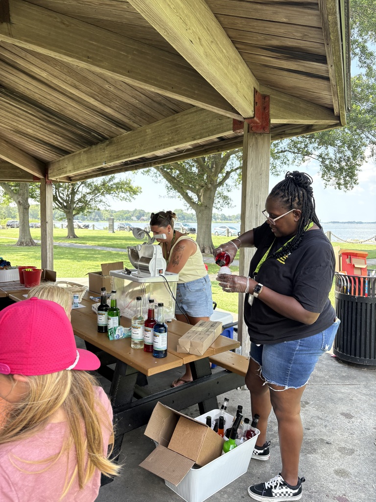 Snow cones being served