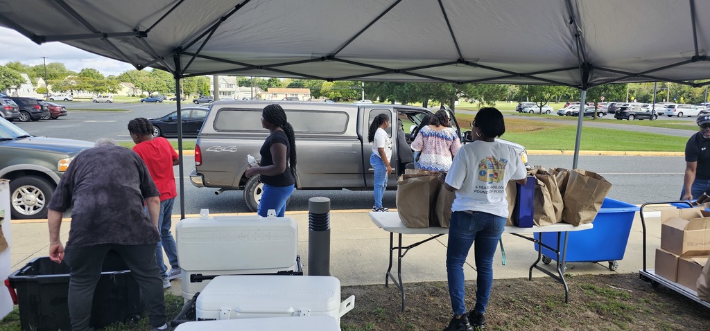 MLMS Students help with food pantry