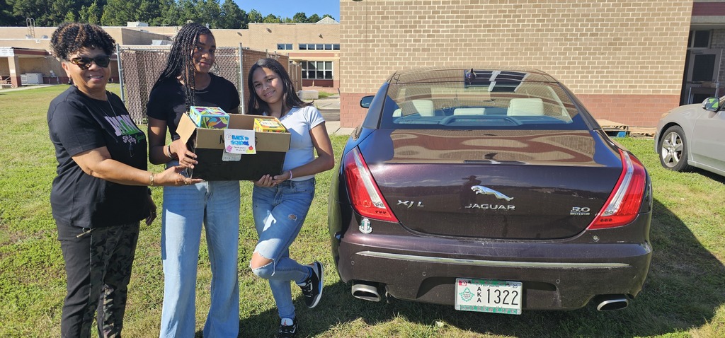 MLMS Students help with food pantry