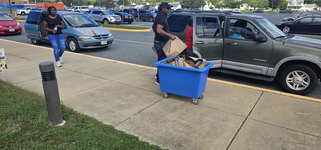 MLMS Students help with food pantry