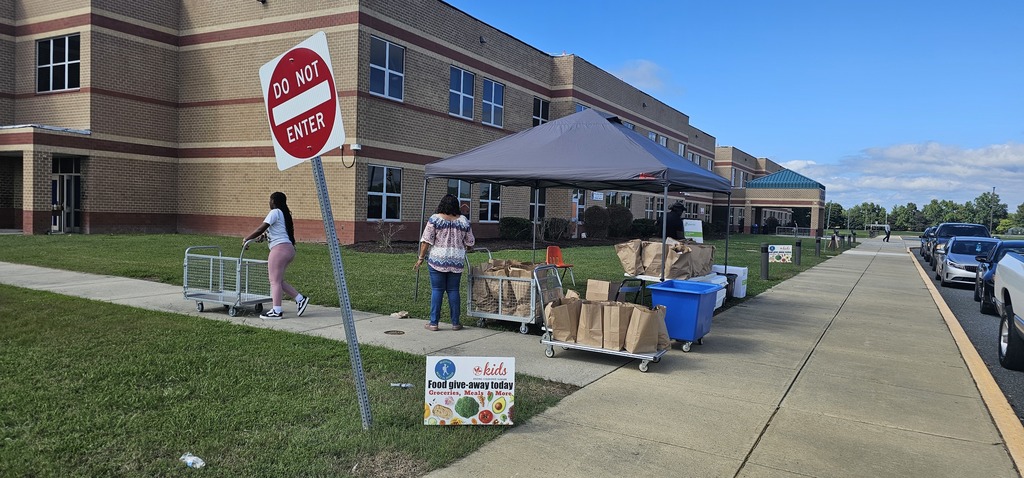 MLMS Students help with food pantry