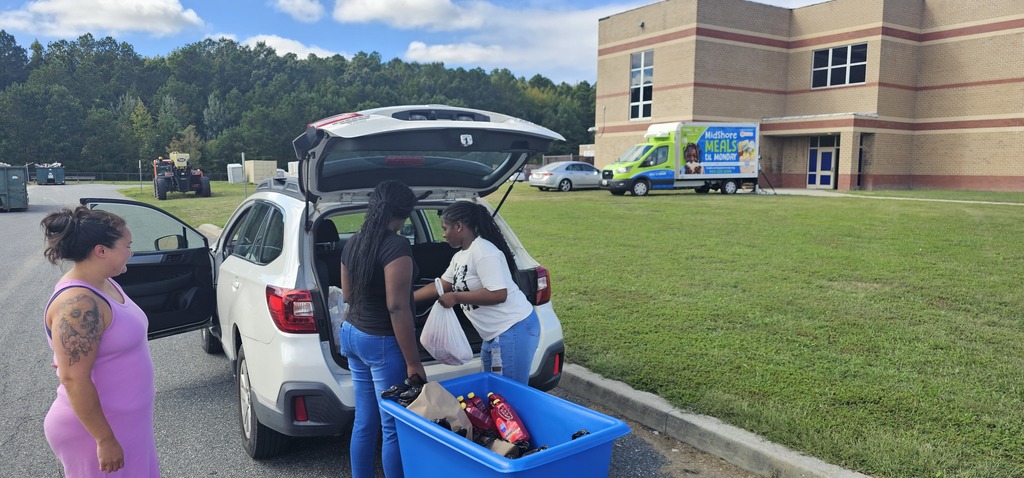 MLMS Students help with food pantry