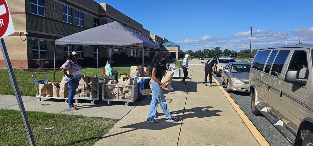 MLMS Students help with food pantry