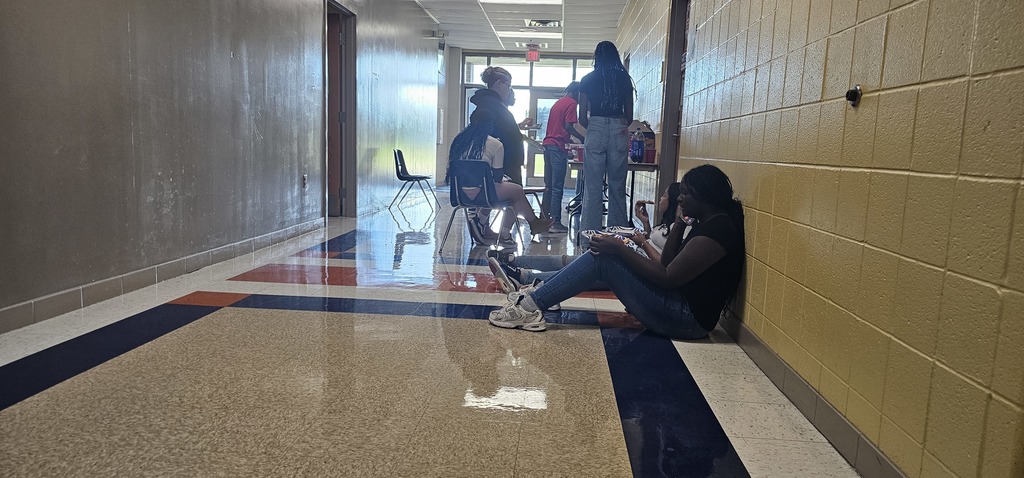 MLMS Students help with food pantry