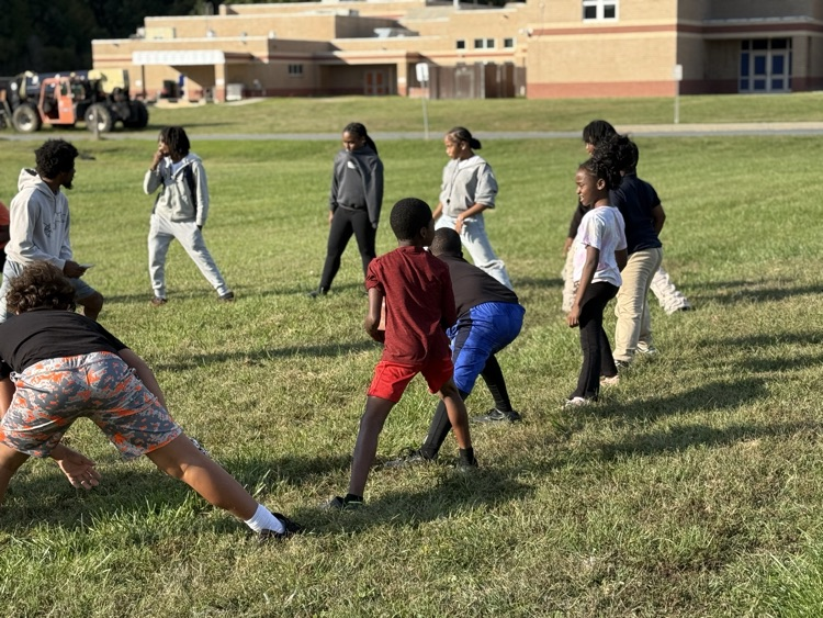 students volunteer at CES