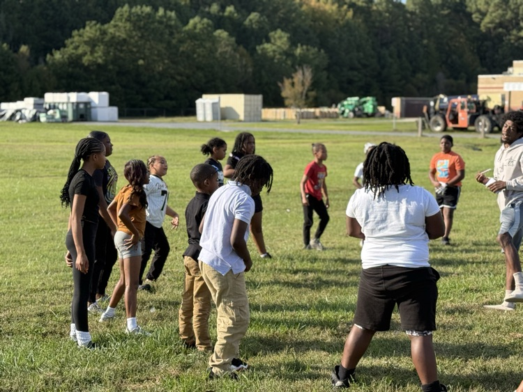 students volunteer at CES