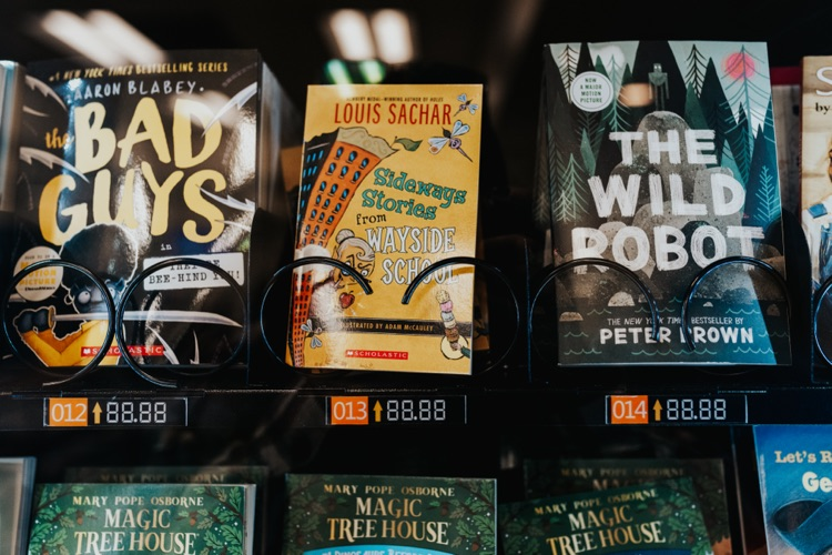 Maple Elementary receives book donation from Hyatt