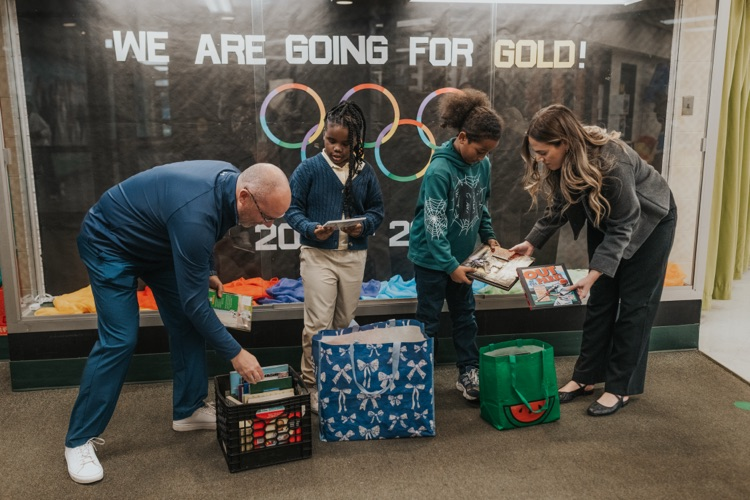 Maple Elementary receives book donation from Hyatt