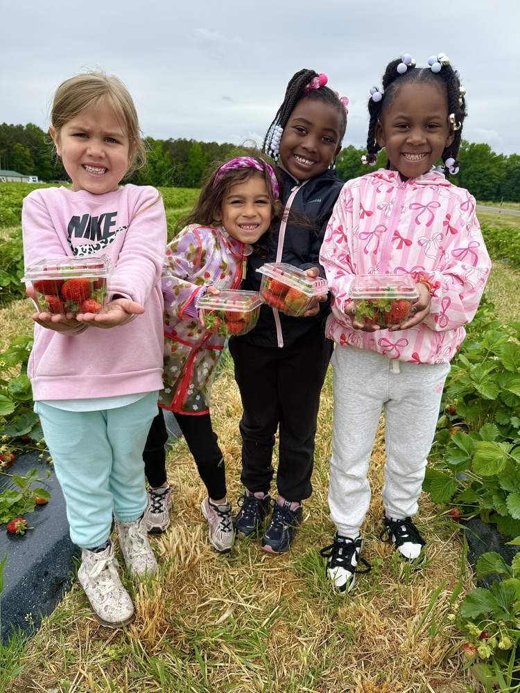 kids with strawberries 