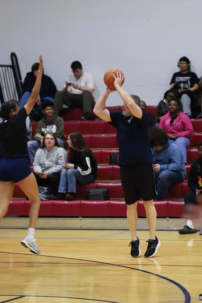 Mr. Alsworth with a 3 point shot!