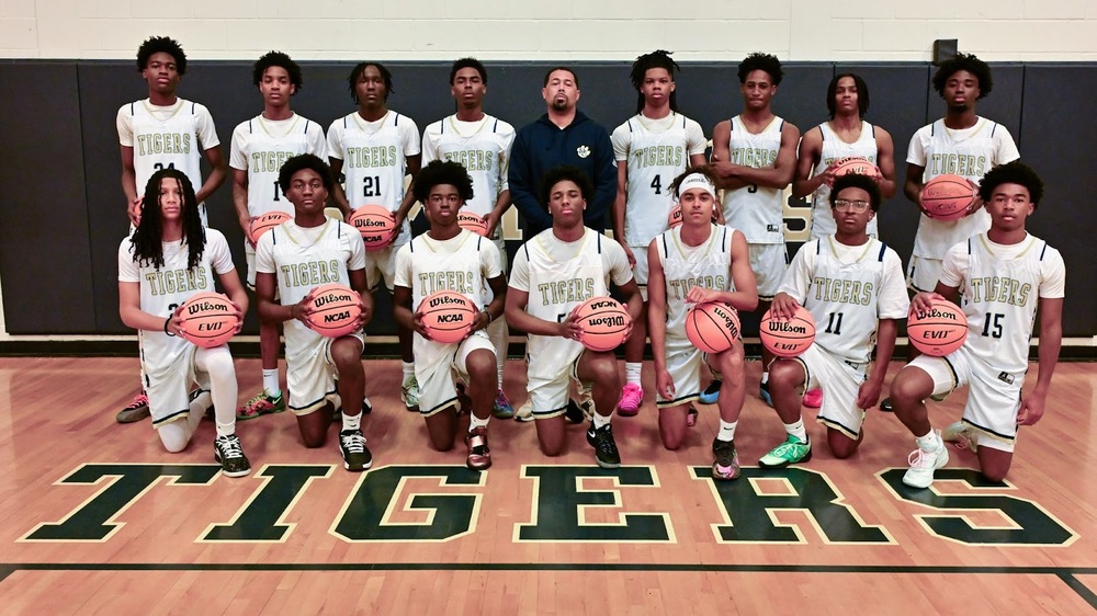 DCHS boys basketball team photo.