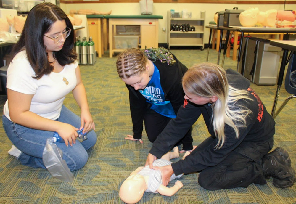 LSHS students in the EMT Class