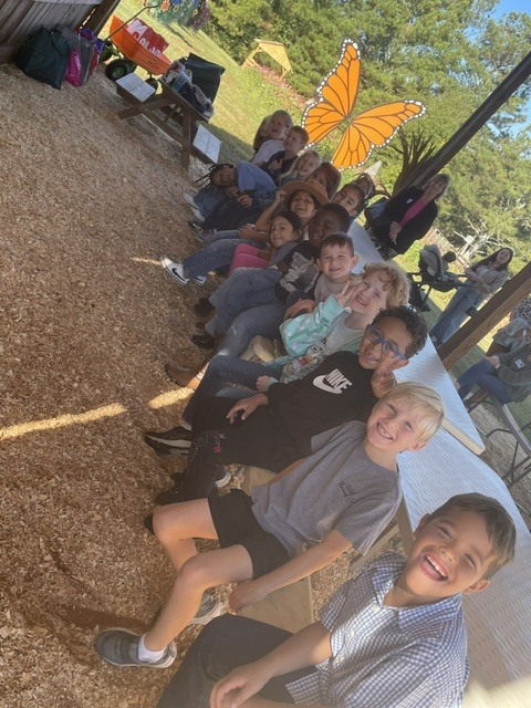 children on 1st grade field trip to farm