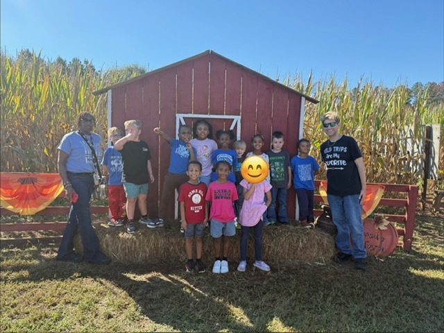 children on 1st grade field trip to farm