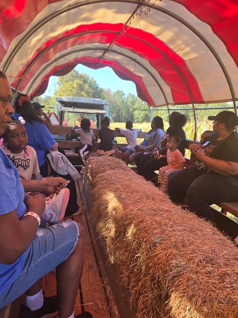 children on 1st grade field trip to farm