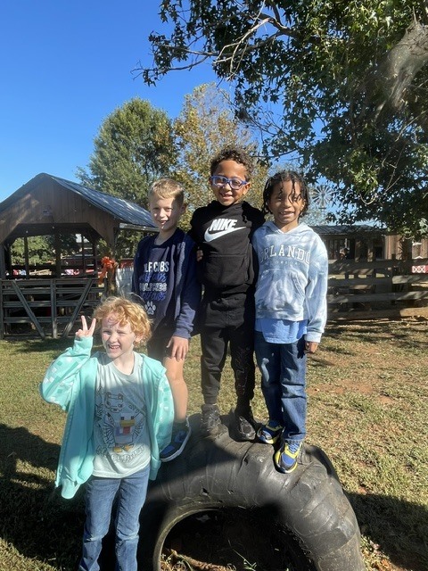 children on 1st grade field trip to farm